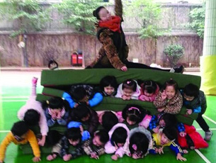 惊呆了:10余幼儿叠3层人肉坐垫 老师坐上方秀着一字马